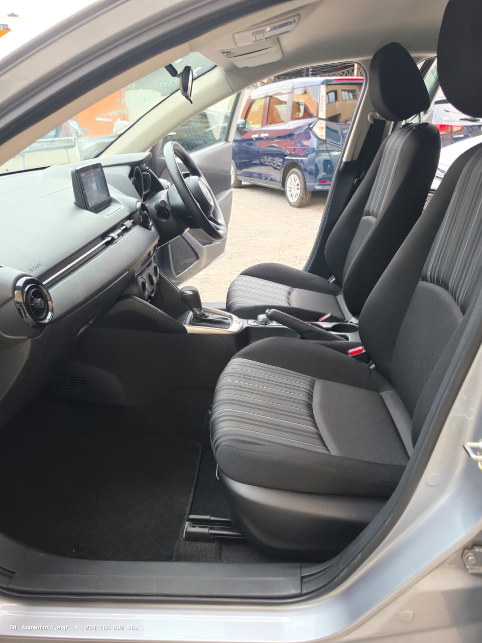 Mazda 2 photo 13 of 19