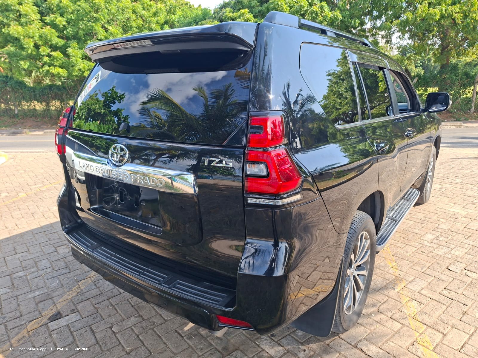Toyota Land Cruiser Prado TZG photo 2 of 18