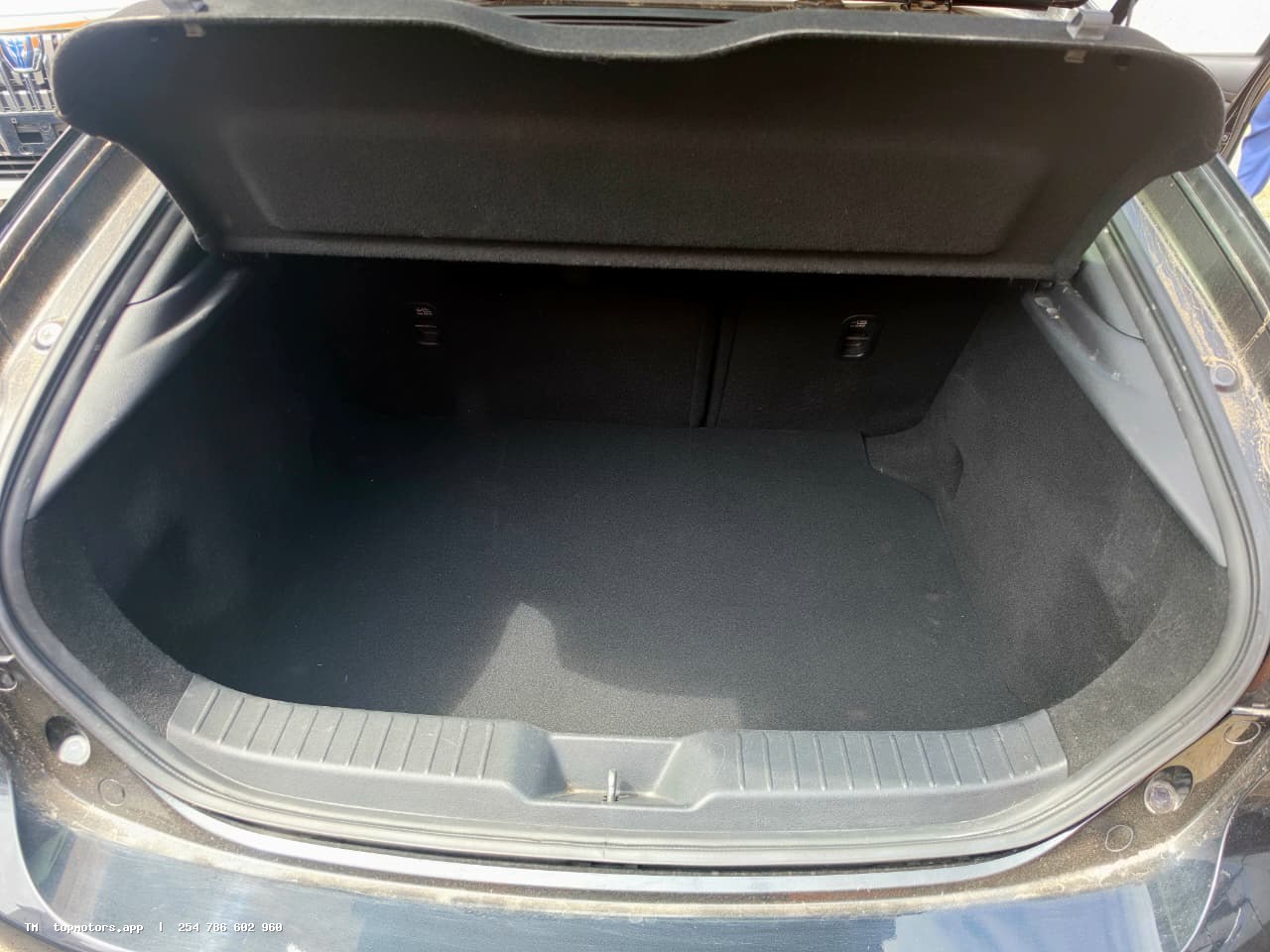 Mazda 3 photo 8 of 14