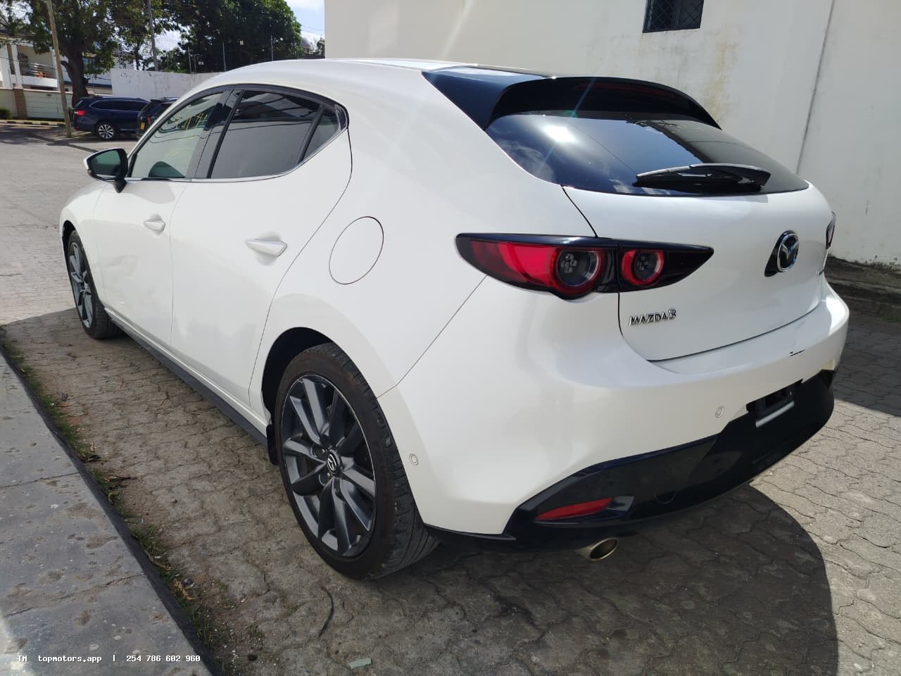Mazda 3 photo 2 of 16